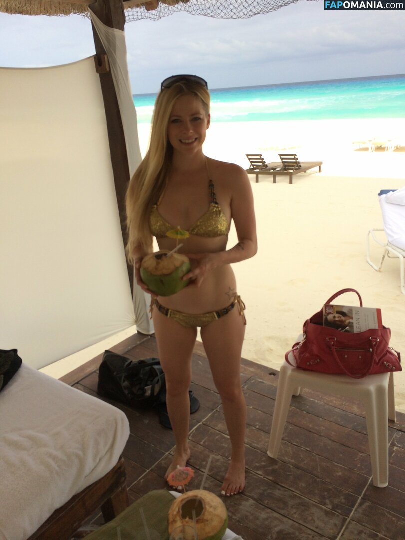 Avril Lavigne Meztelen Kikerült fotó #6
