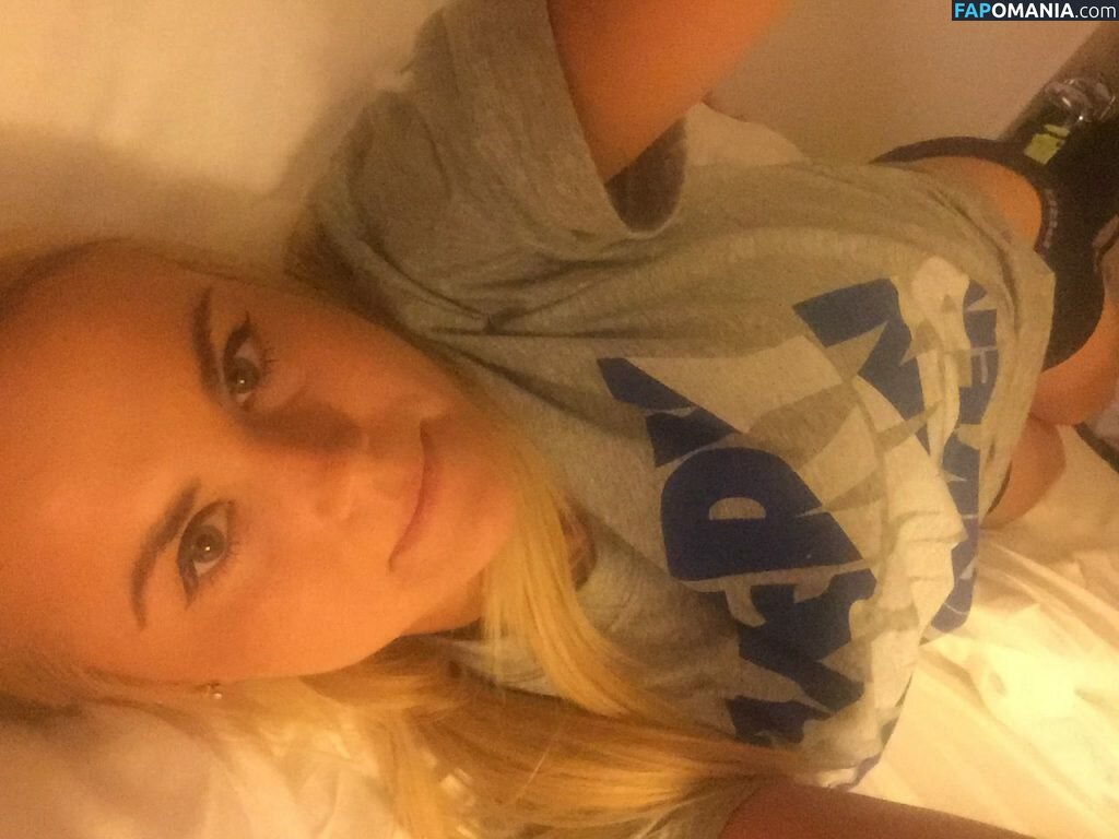 Carly Booth Meztelen Kikerült fotó #35