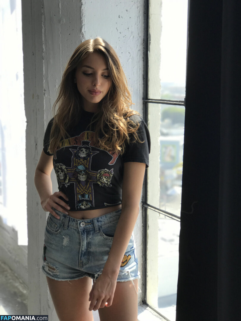 Celine Farach Meztelen Kikerült fotó #7