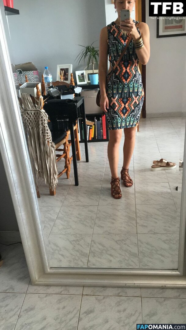 Claire Hutchings Meztelen Kikerült fotó #35