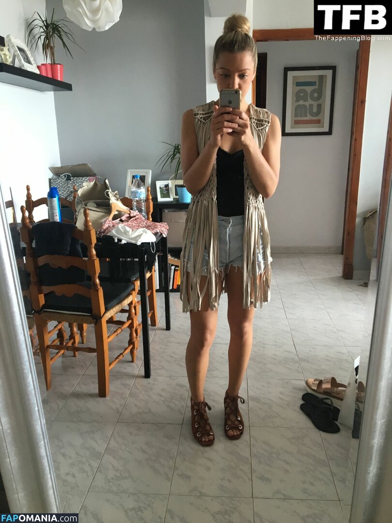 Claire Hutchings Meztelen Kikerült fotó #62