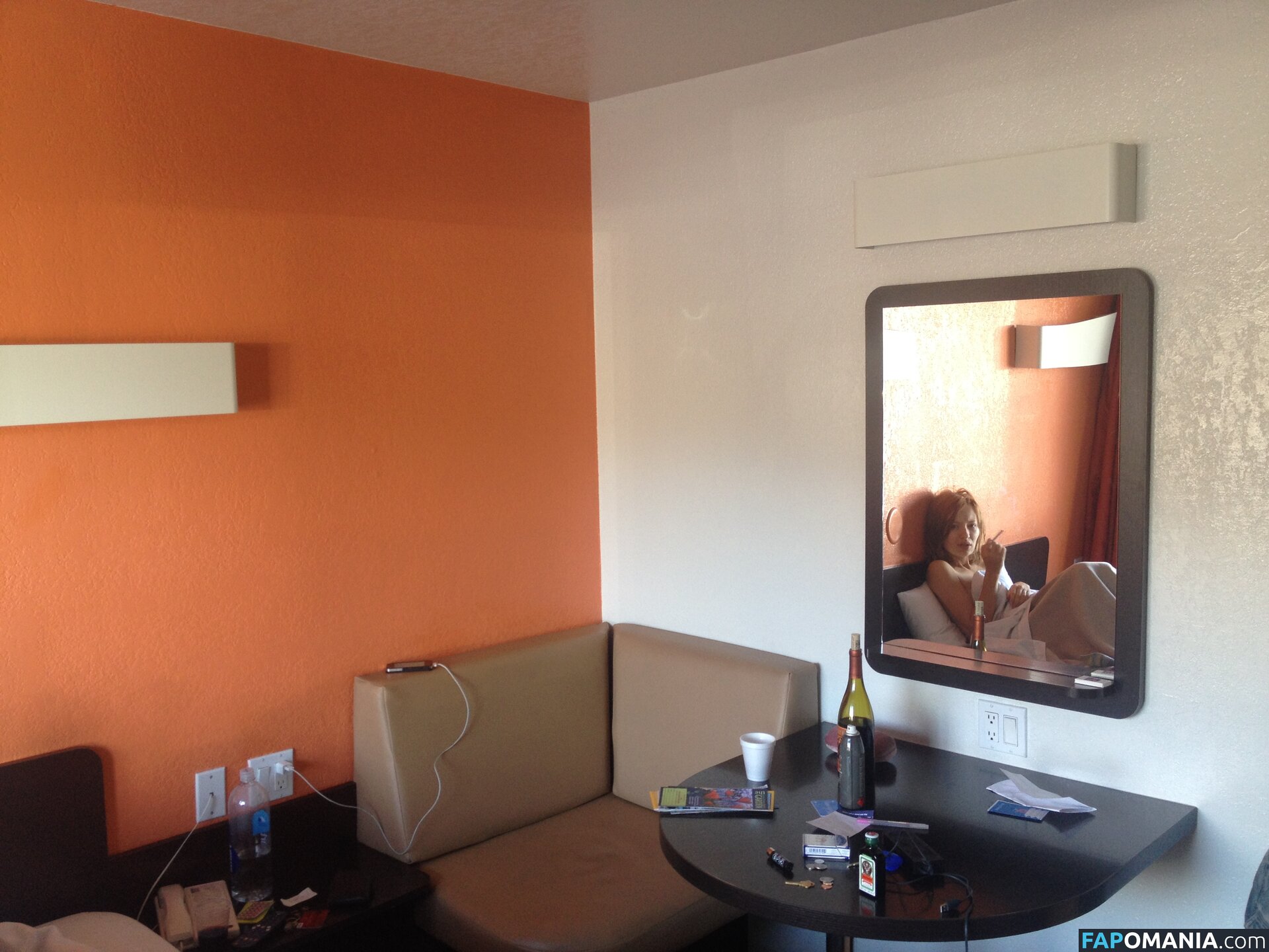 Emily Browning Meztelen Kikerült fotó #4