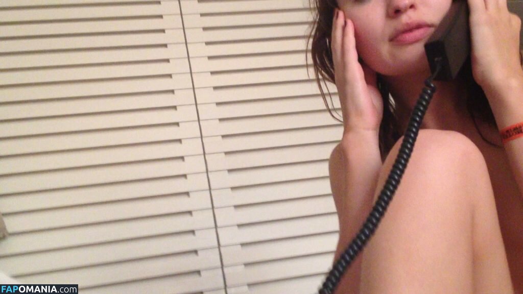 Emily Browning Meztelen Kikerült fotó #40