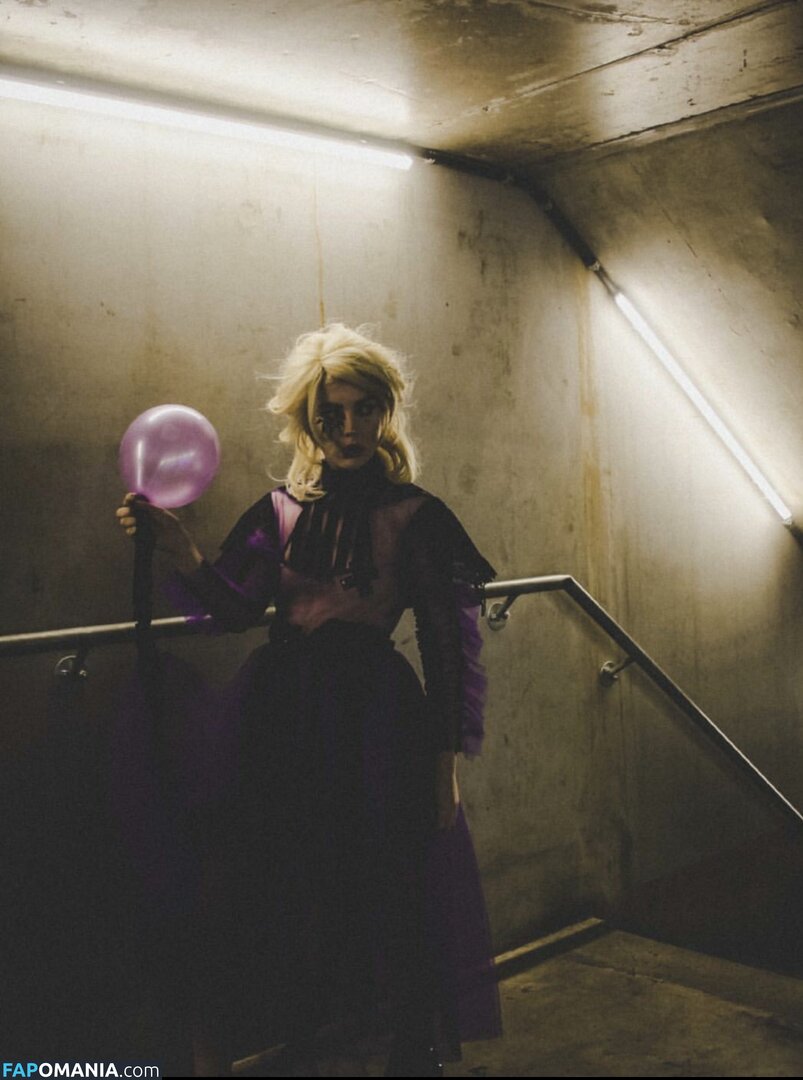 Izzy Phillips Meztelen Kikerült fotó #16