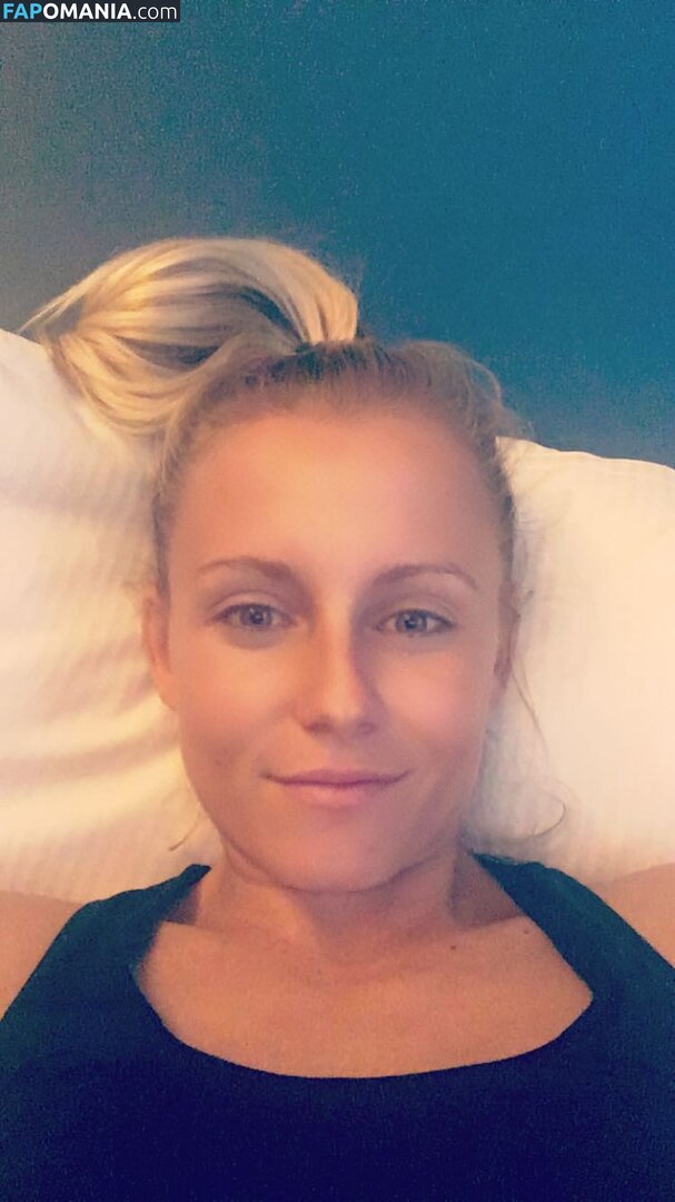 Julia Simic Meztelen Kikerült fotó #54