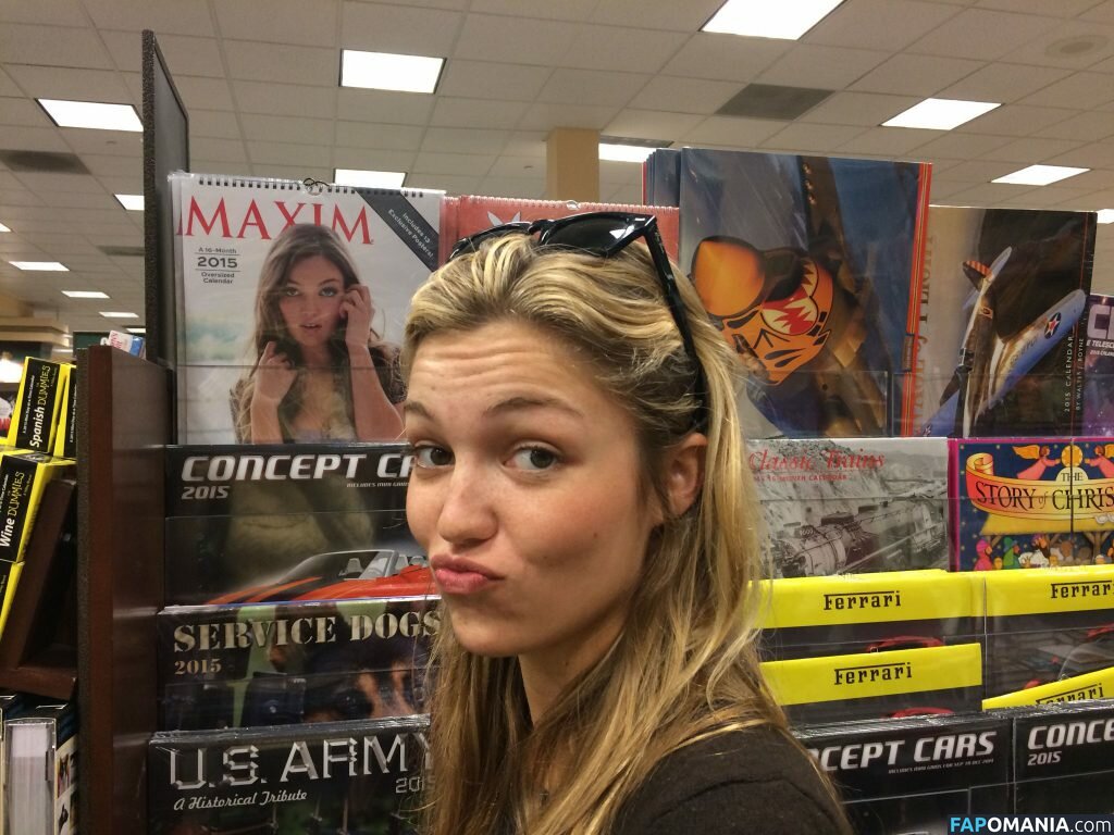 Lili Simmons Meztelen Kikerült fotó #67