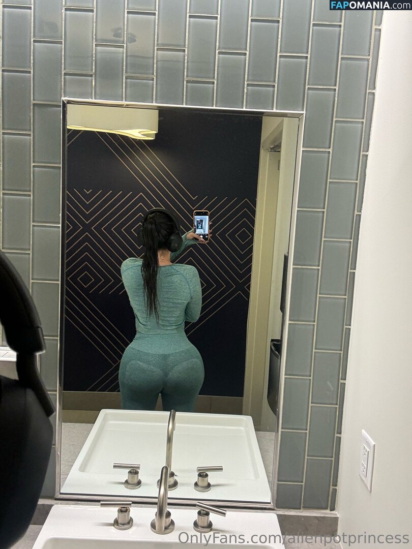 AlienPotPrincess / _alienpotprincess_ Meztelen OnlyFans  Kikerült fotó #4