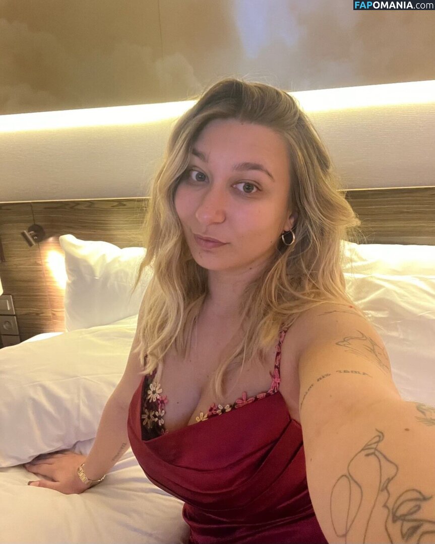 Apoline Perret / apolineprrt / shaniaperrett Meztelen OnlyFans  Kikerült fotó #3