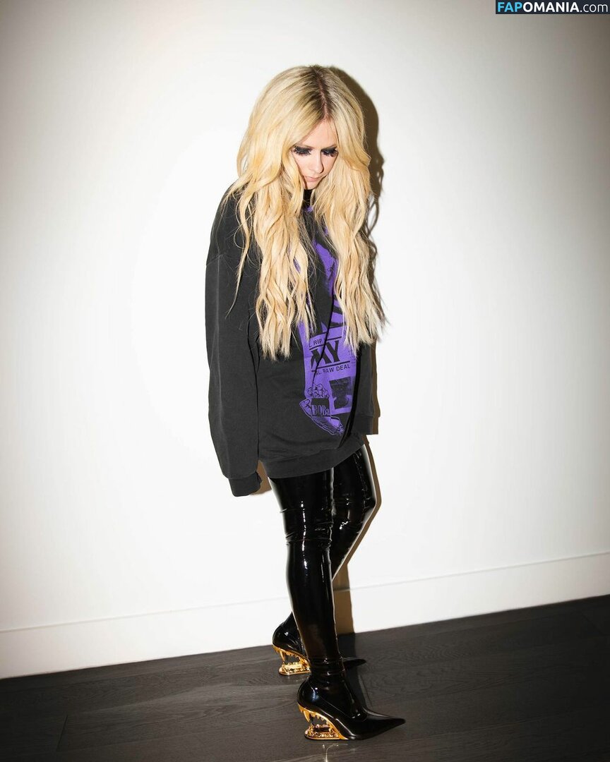 Avril Lavigne Meztelen Kikerült fotó #43