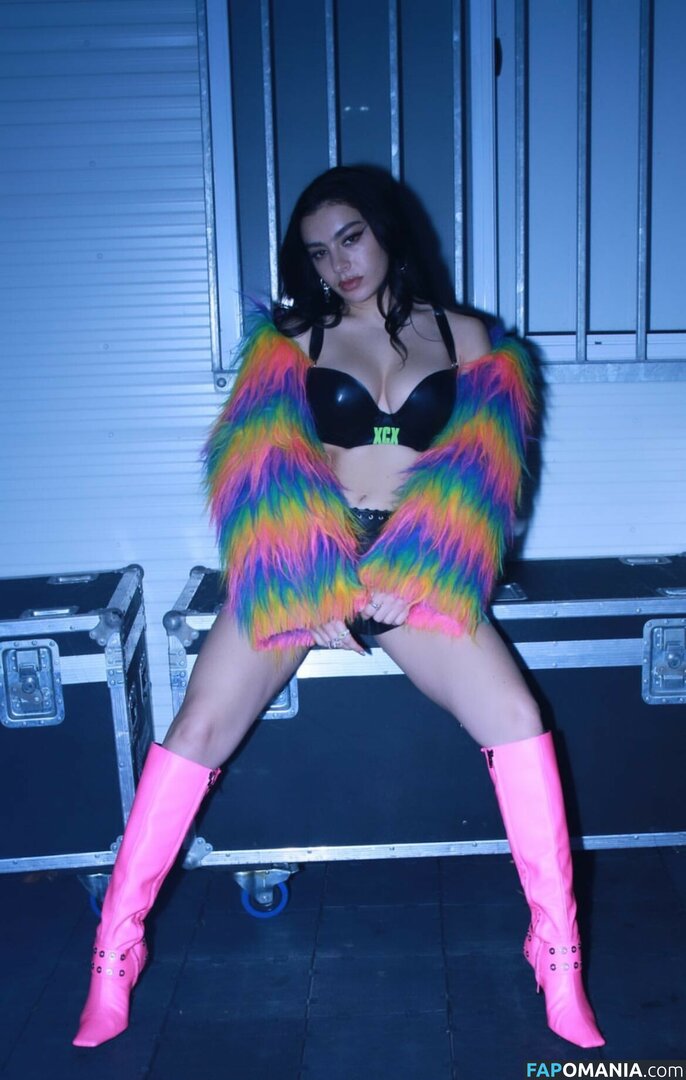 Charli XCX / charli_xcx / charlignarly / charlixcx / https: Meztelen OnlyFans  Kikerült fotó #322