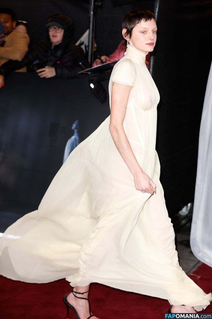 Emma Corrin / emmalouisecorrin Meztelen OnlyFans  Kikerült fotó #4