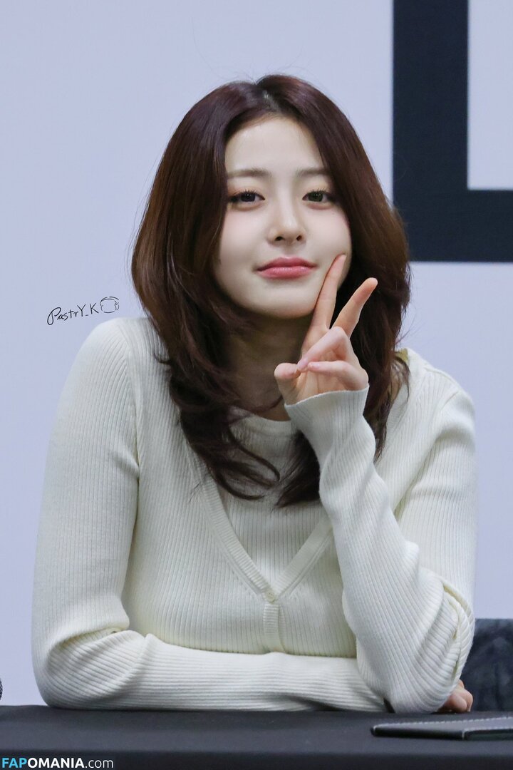 Huh Yunjin 허윤진 / LESSERAFIM / yunjin_lesserafims Meztelen OnlyFans  Kikerült fotó #4