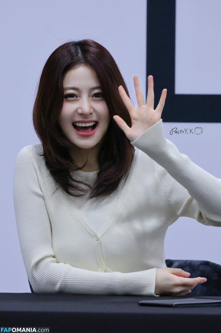 Huh Yunjin 허윤진 / LESSERAFIM / yunjin_lesserafims Meztelen OnlyFans  Kikerült fotó #7