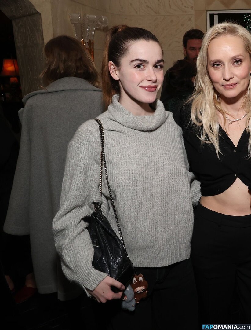 AdventuresSabrina / Kiernan Shipka / kiernanshipka Meztelen OnlyFans  Kikerült fotó #1551
