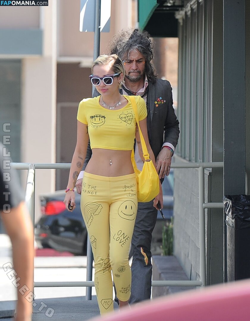 Miley Cyrus / https: / mileycyrus Meztelen OnlyFans  Kikerült fotó #1