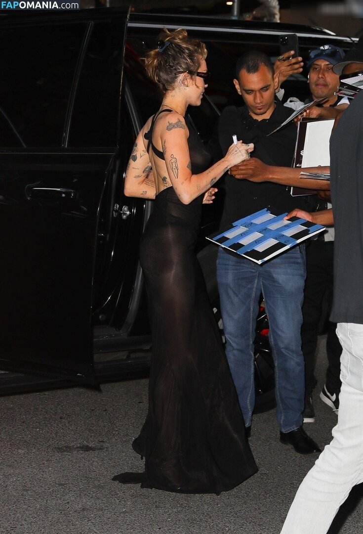 Miley Cyrus / https: / mileycyrus Meztelen OnlyFans  Kikerült fotó #20