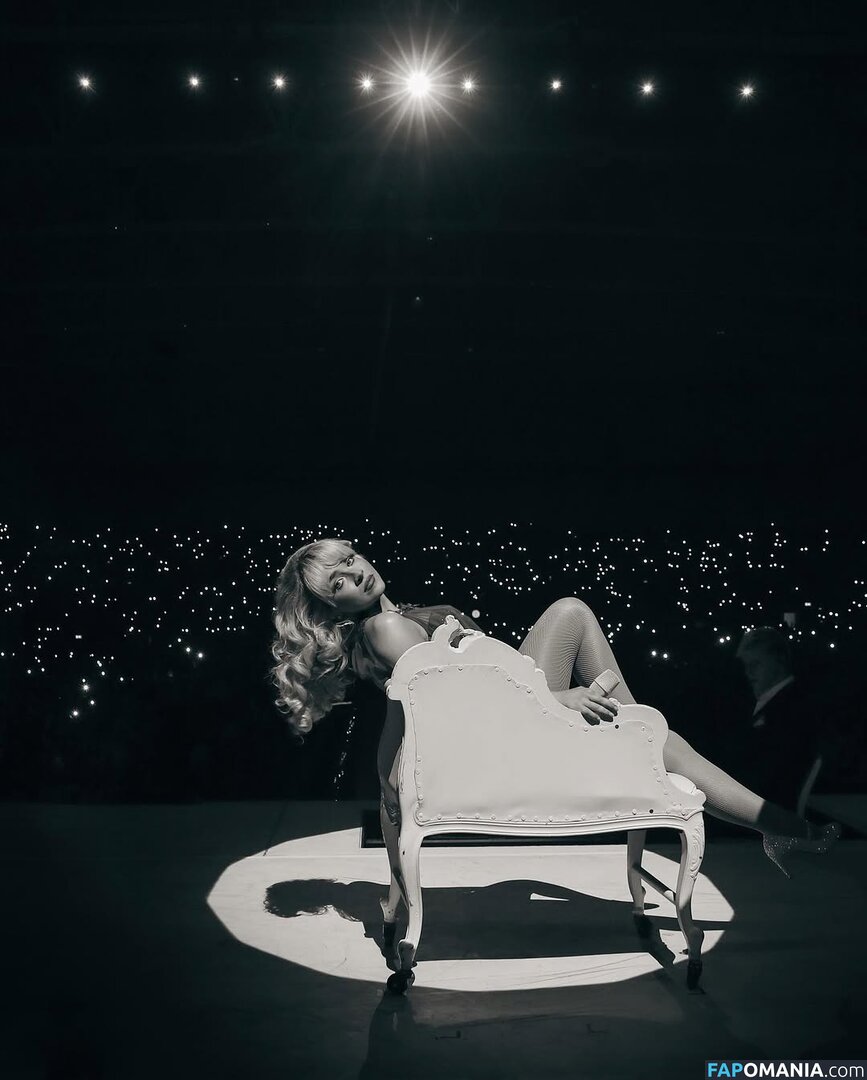 Sabrina Carpenter / https: / sabrinacarpenter Meztelen OnlyFans  Kikerült fotó #2540