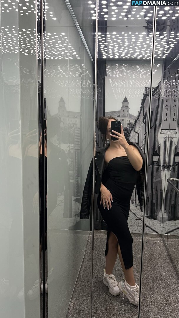 eminkarosikova / emrosik_ / secretofema Meztelen OnlyFans  Kikerült fotó #5