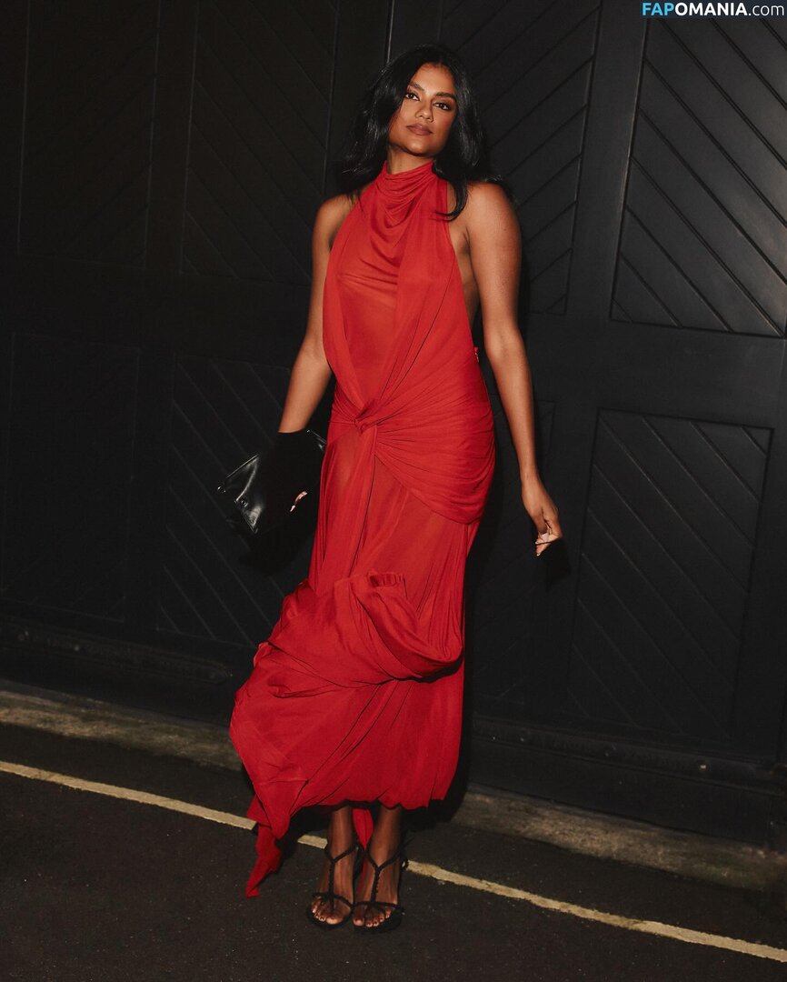 Simone Ashley / simoneashley Meztelen OnlyFans  Kikerült fotó #1