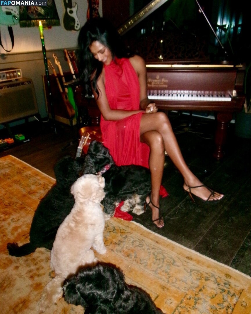 Simone Ashley / simoneashley Meztelen OnlyFans  Kikerült fotó #8