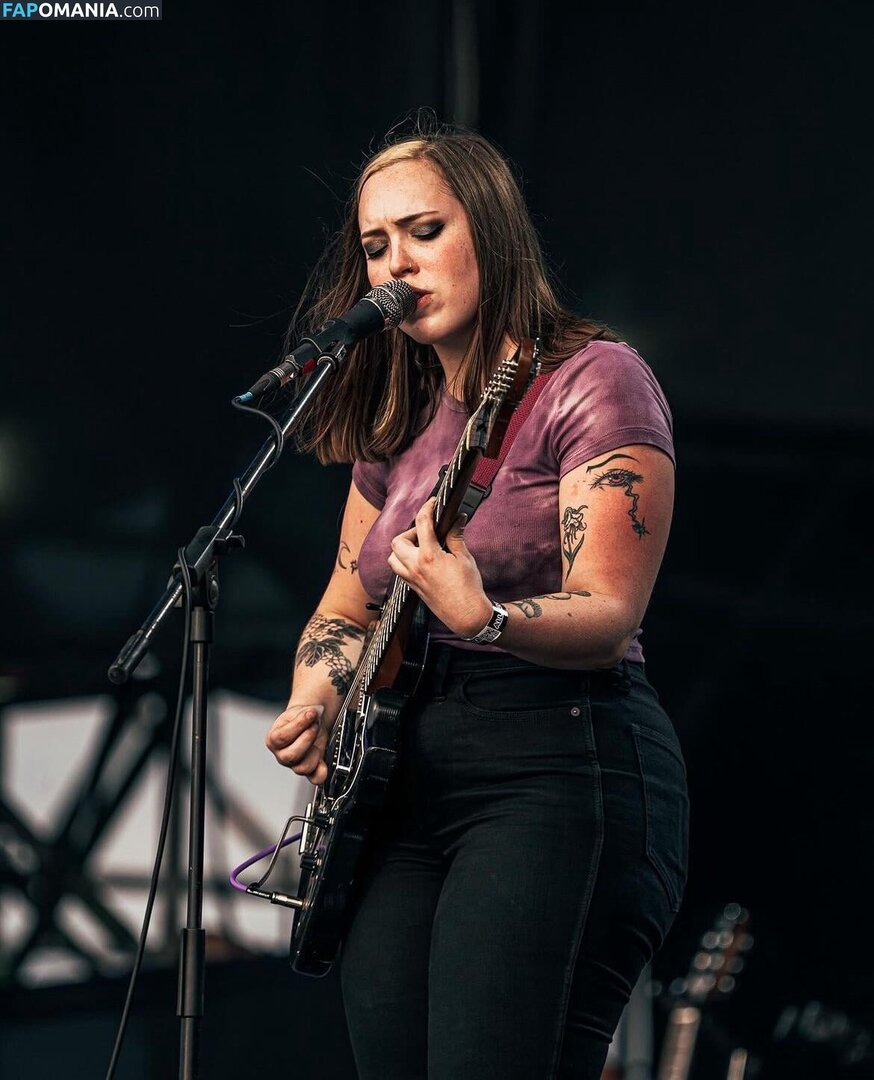 Soccer Mommy / Sophia Allison / soccermommyband Meztelen OnlyFans  Kikerült fotó #1